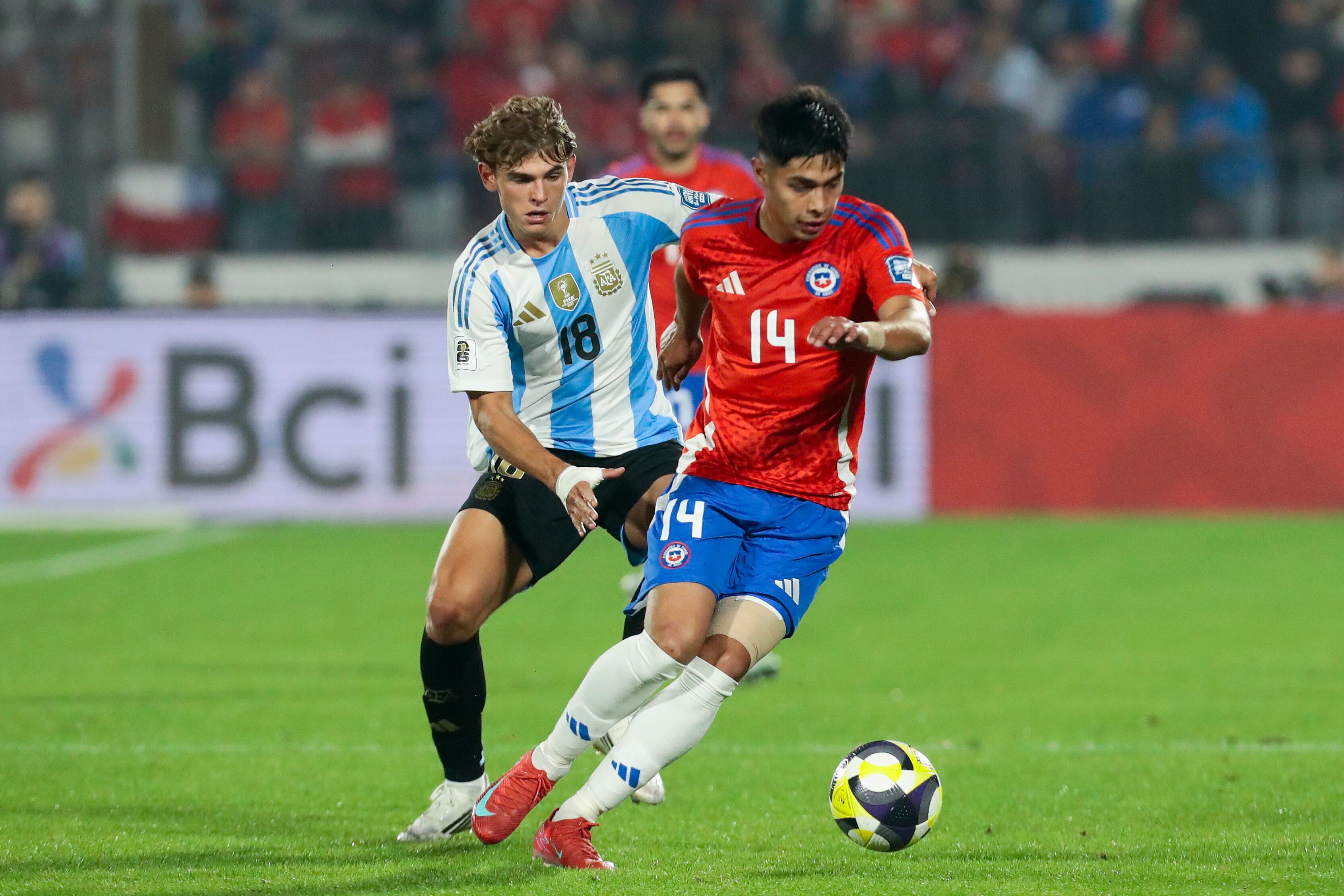 Argentina venció 1-0 en su visita a Chile y lo dejó virtualmente eliminado del Mundial. Foto: EFE.