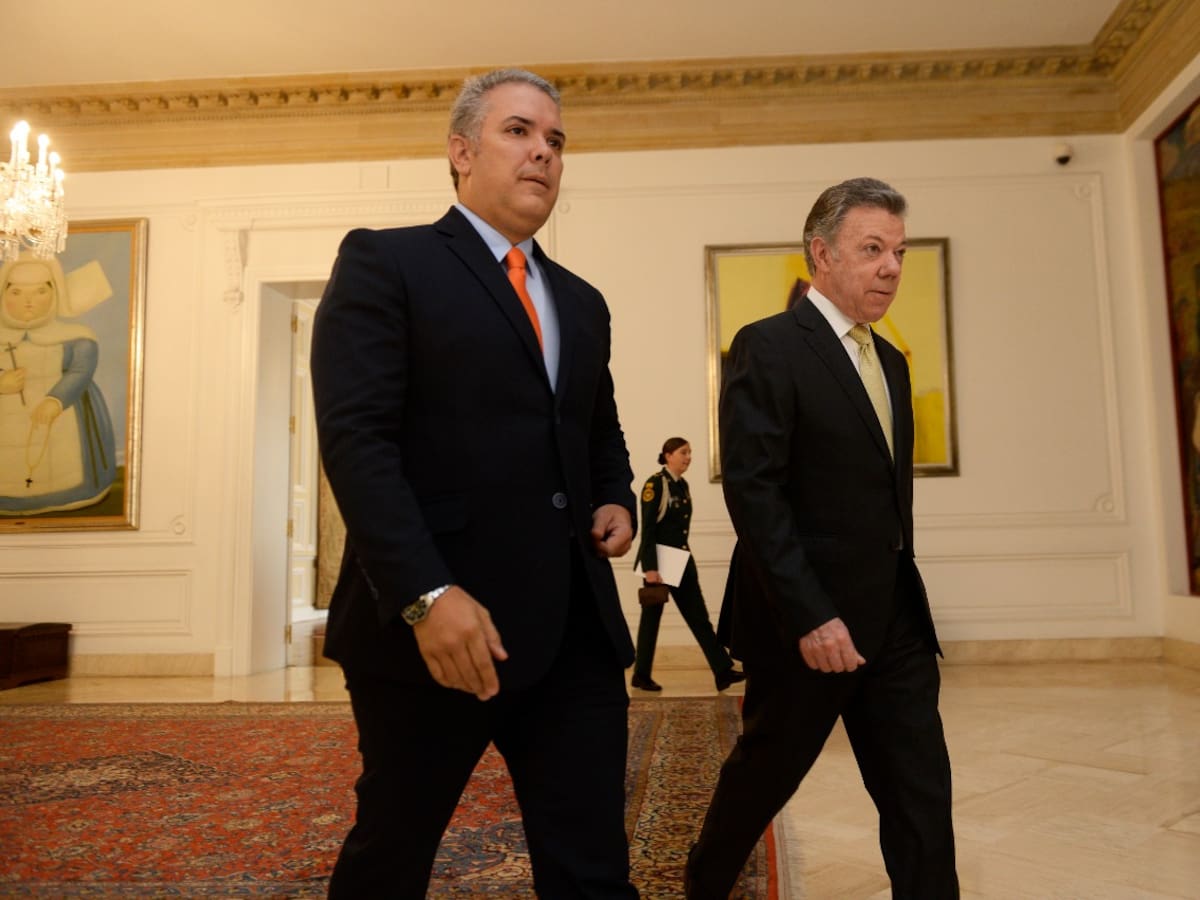Foto: El apretón de manos entre el presidente Duque y el expresidente Santos