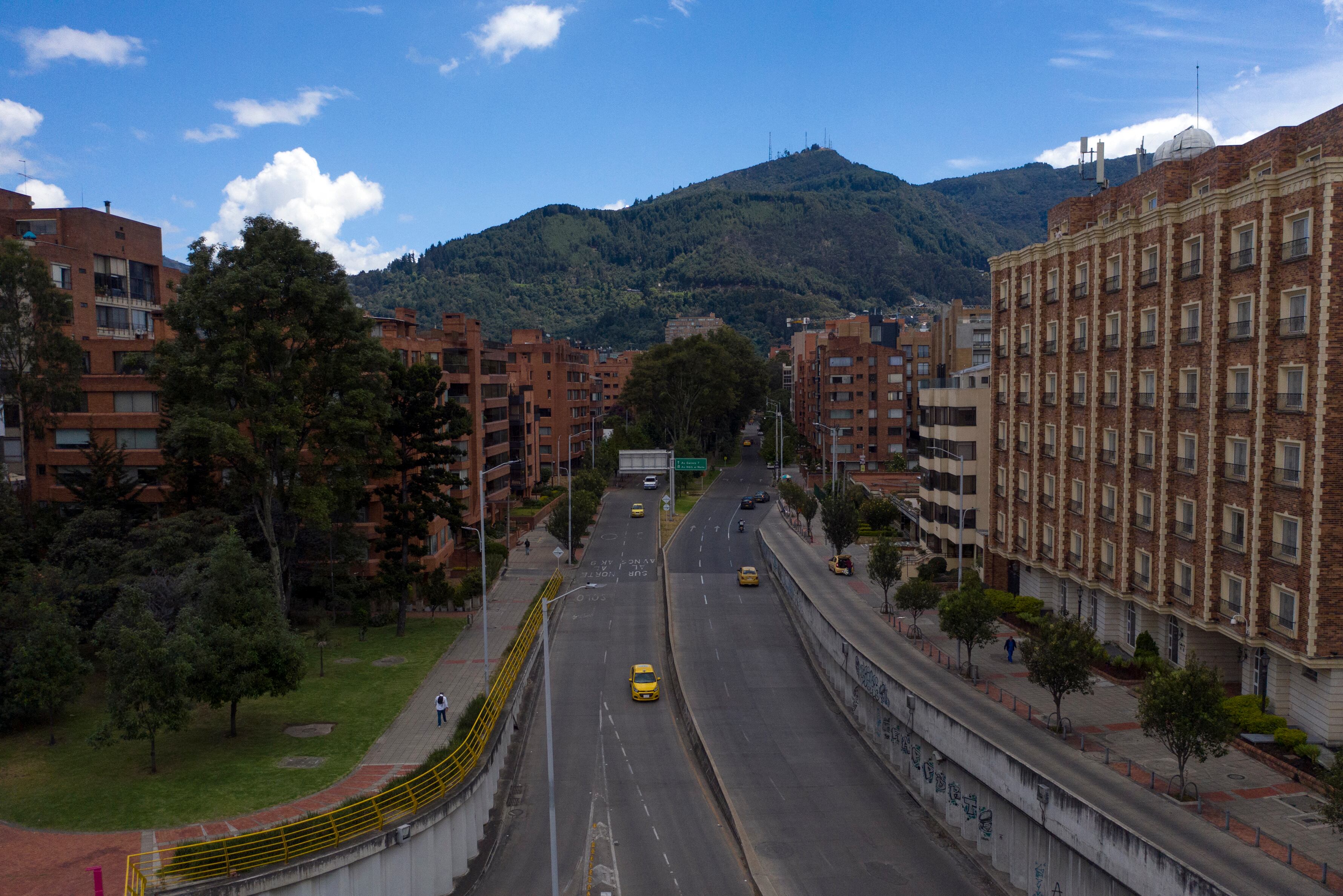 Vista aérea de una avenida principal casi vacía durante el día sin carro en Bogotá el 6 de febrero de 2025. AFP vía Getty Images