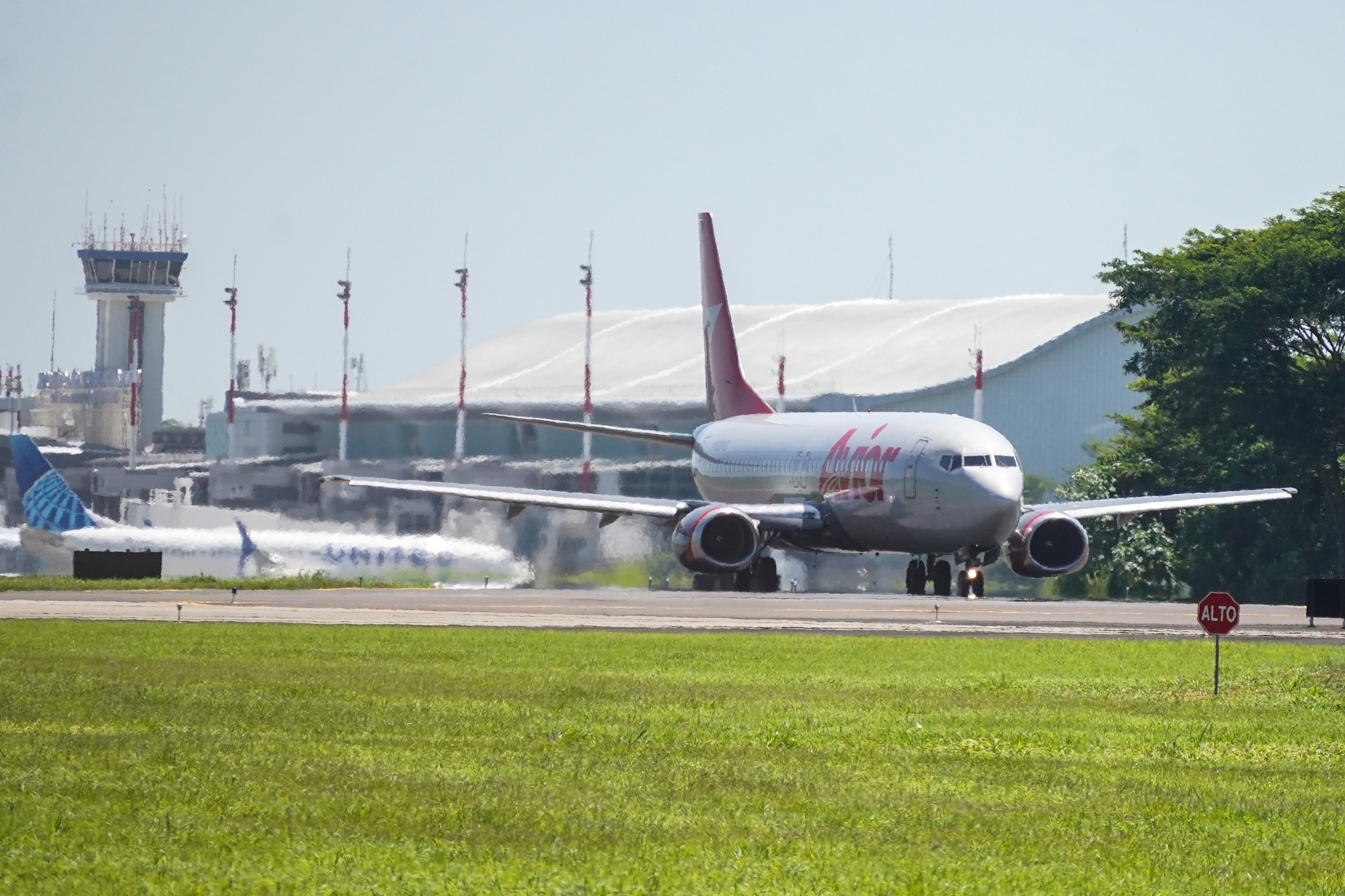 Avión con migrantes Venezonalos. Foto: Camilo Freedman/SOPA Images/LightRocket via Getty Images.