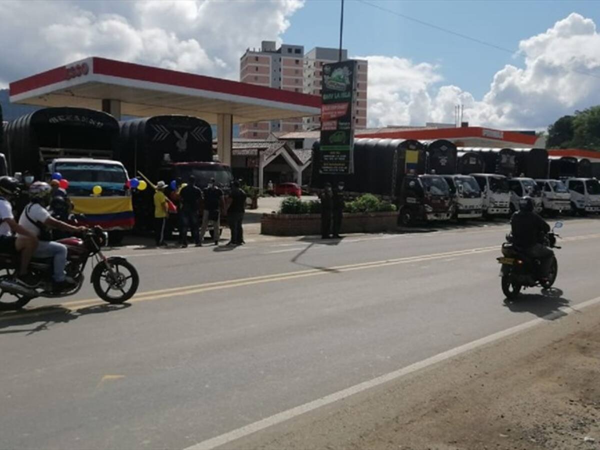A paso lento en vía entre Bucaramanga - Bogotá por plan tortuga de camioneros