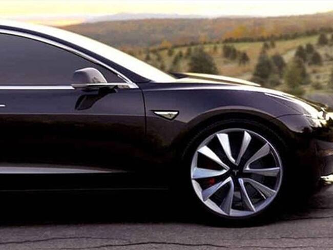 Tesla diseña un elevador para su coches eléctricos. Foto: Bang Media