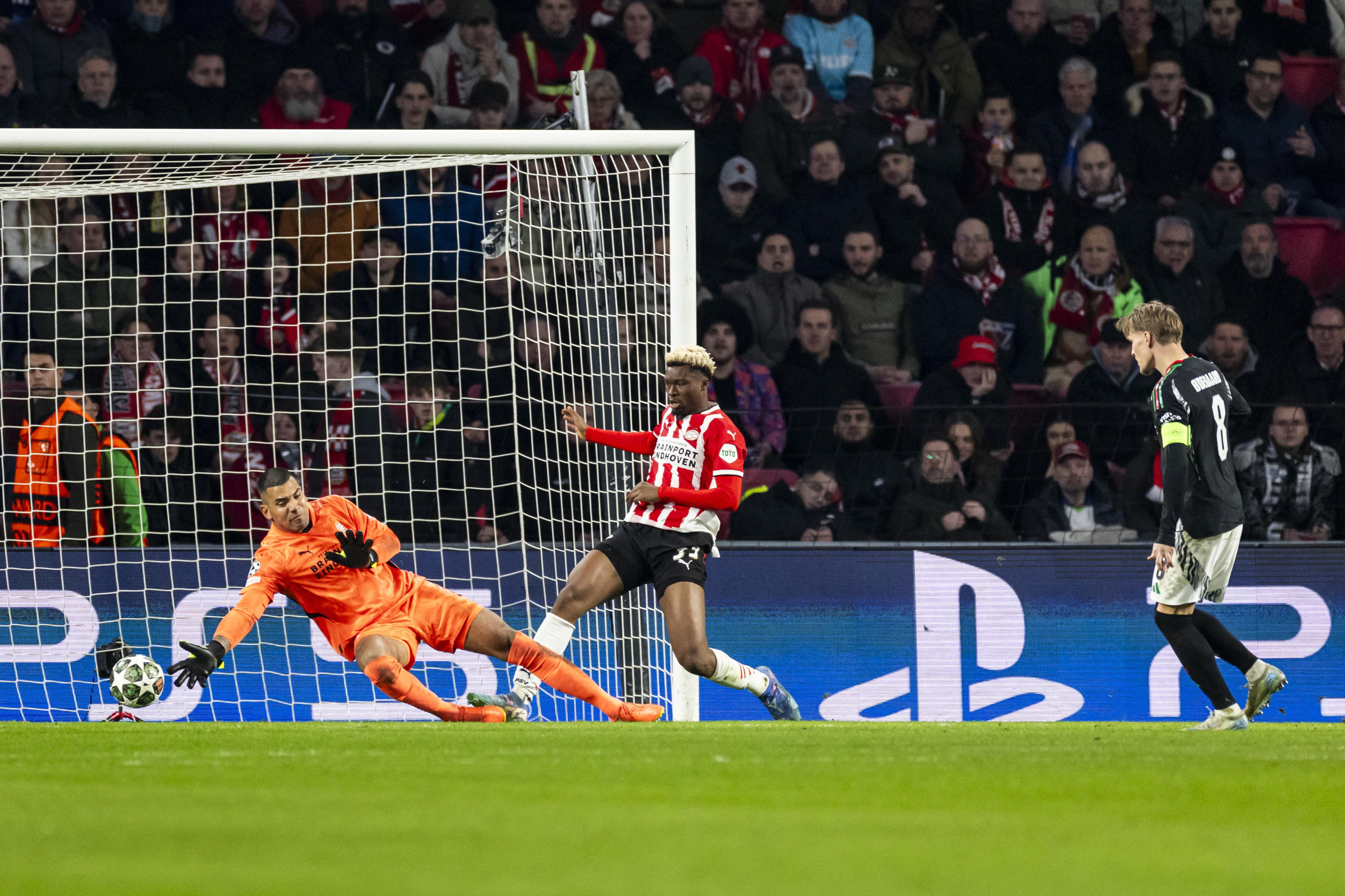 Martin Odegaard del Arsenal FC marca ante el PSV Eindhoven en el partido de ida. FOTO: EFE/EPA/ROBIN VAN LONKHUIJSEN