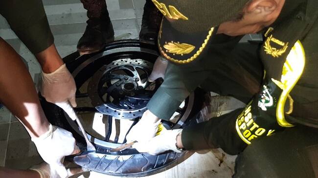 Las sustancias se encontraban camufladas cuidadosamente en los neumáticos de las motos. Foto: Policía