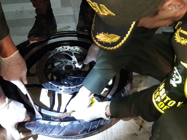 Las sustancias se encontraban camufladas cuidadosamente en los neumáticos de las motos. Foto: Policía