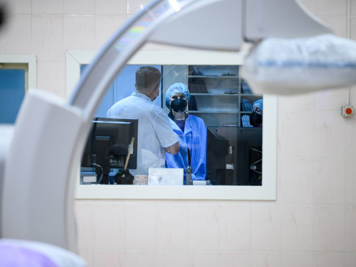 “El deber me puede llamar de otra manera, estoy en un nivel de incertidumbre”: médico colombiano en una misión en Kiev