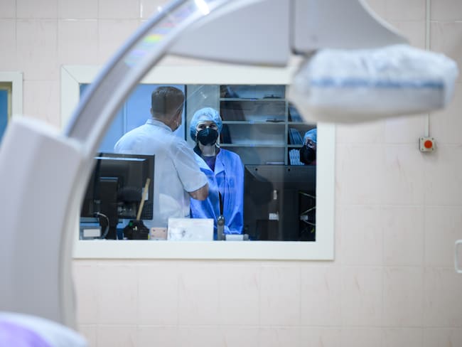 “El deber me puede llamar de otra manera, estoy en un nivel de incertidumbre”: médico colombiano que está en Kiev