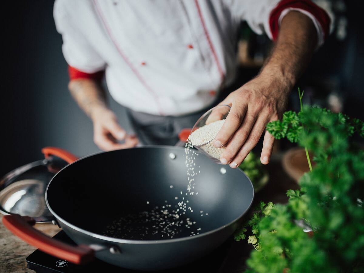 Chef colombiano triunfa en Australia con la venta de lechona