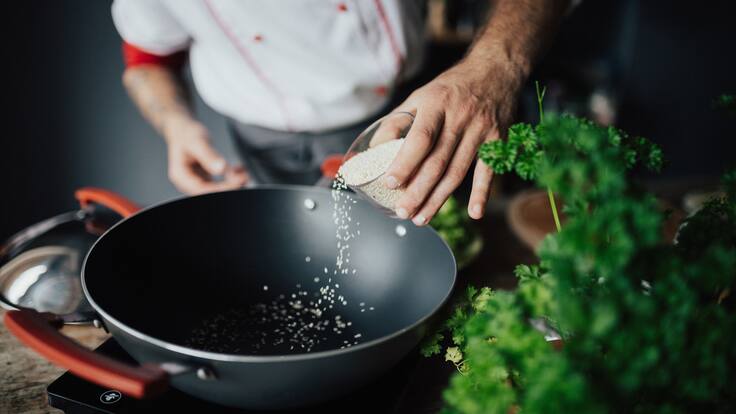 Chef colombiano triunfa en Australia con la venta de lechona