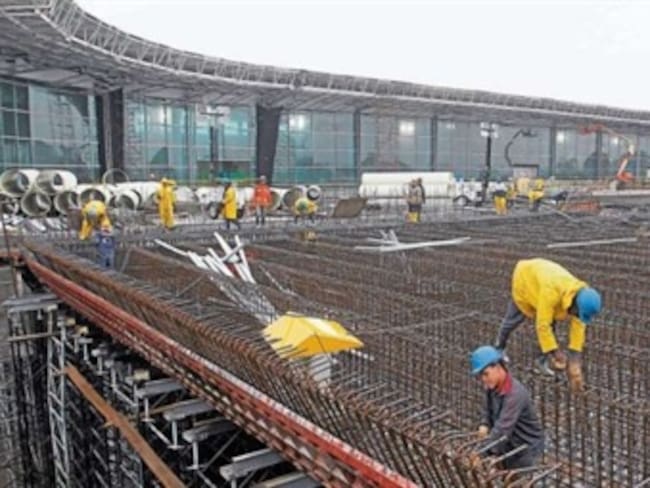 Senador Galán denuncia sobrecostos en obras de Aeropuerto Eldorado