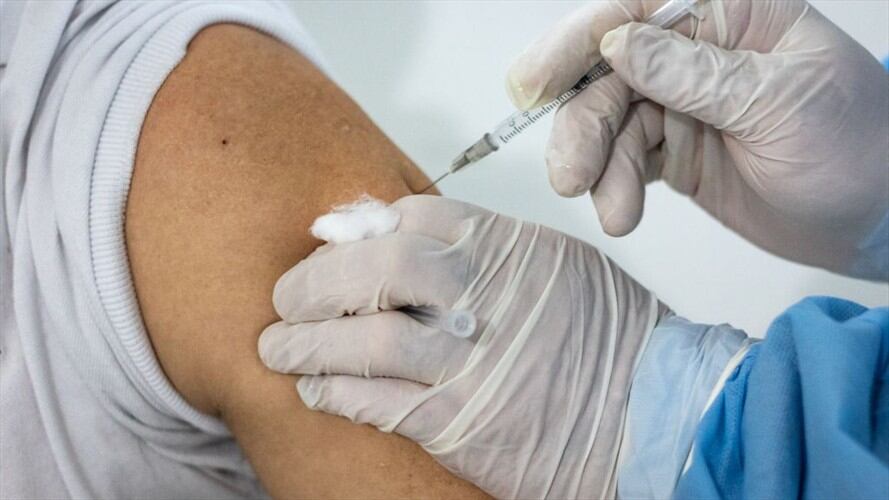 Chile, Francia y otros países que dieron luz verde a la tercera dosis de la vacuna contra el COVD-19. Foto: Getty Images