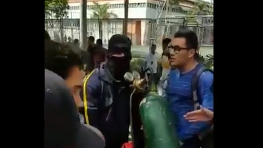 Estudiantes de la Universidad de Antioquia impiden que encapuchados saquen dos pipetas. Foto: Captura de pantalla