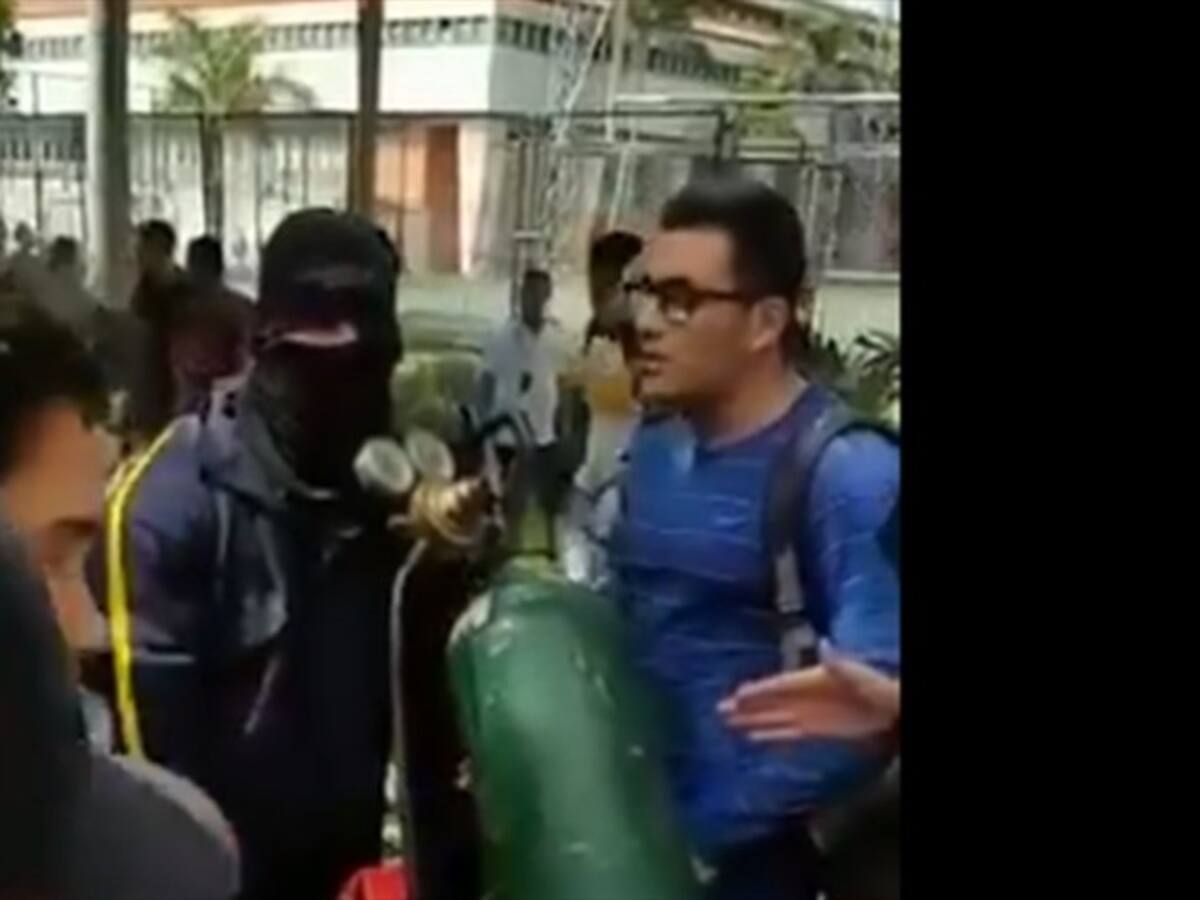 “Fuera, no nos representan”, estudiantes de la U. de Antioquia se enfrentan a encapuchados