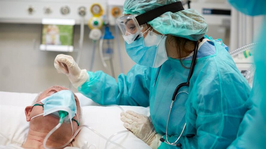 Danza de la victoria: médica y paciente COVID celebran con baile su recuperación. Foto: Getty Images