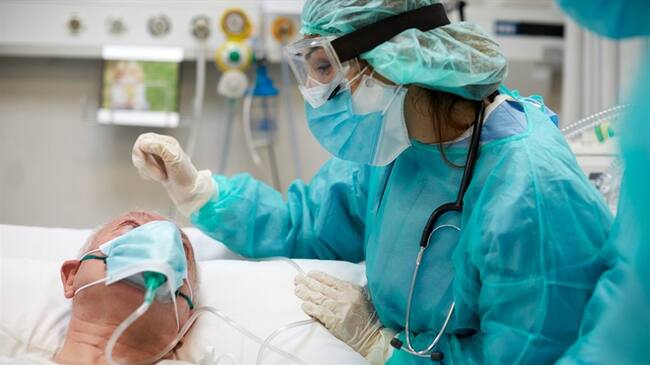 Danza de la victoria: médica y paciente COVID celebran con baile su recuperación. Foto: Getty Images