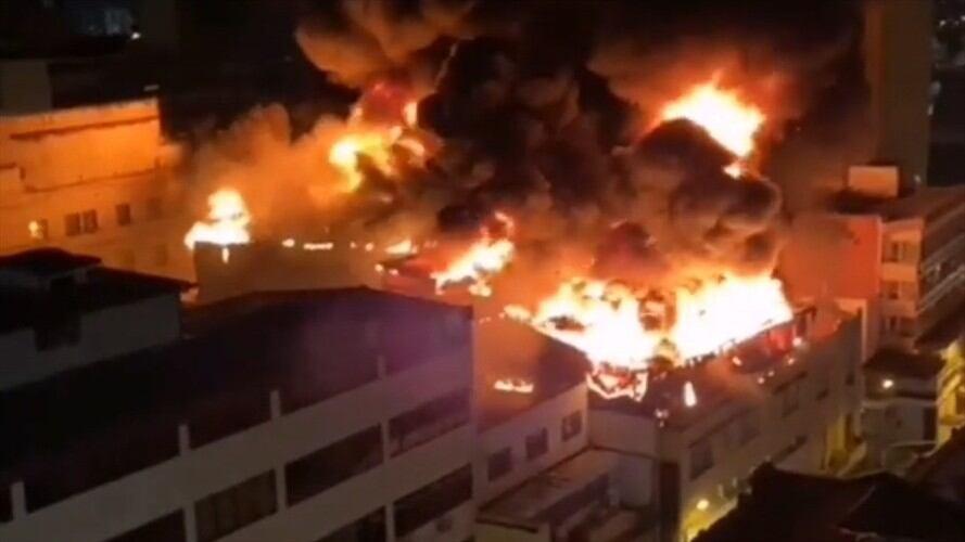 Las llamas que iniciaron en el cuarto piso del edificio, alcanzaron gran altura, lográndose ver varios metros a la redonda.. Foto: Cortesía