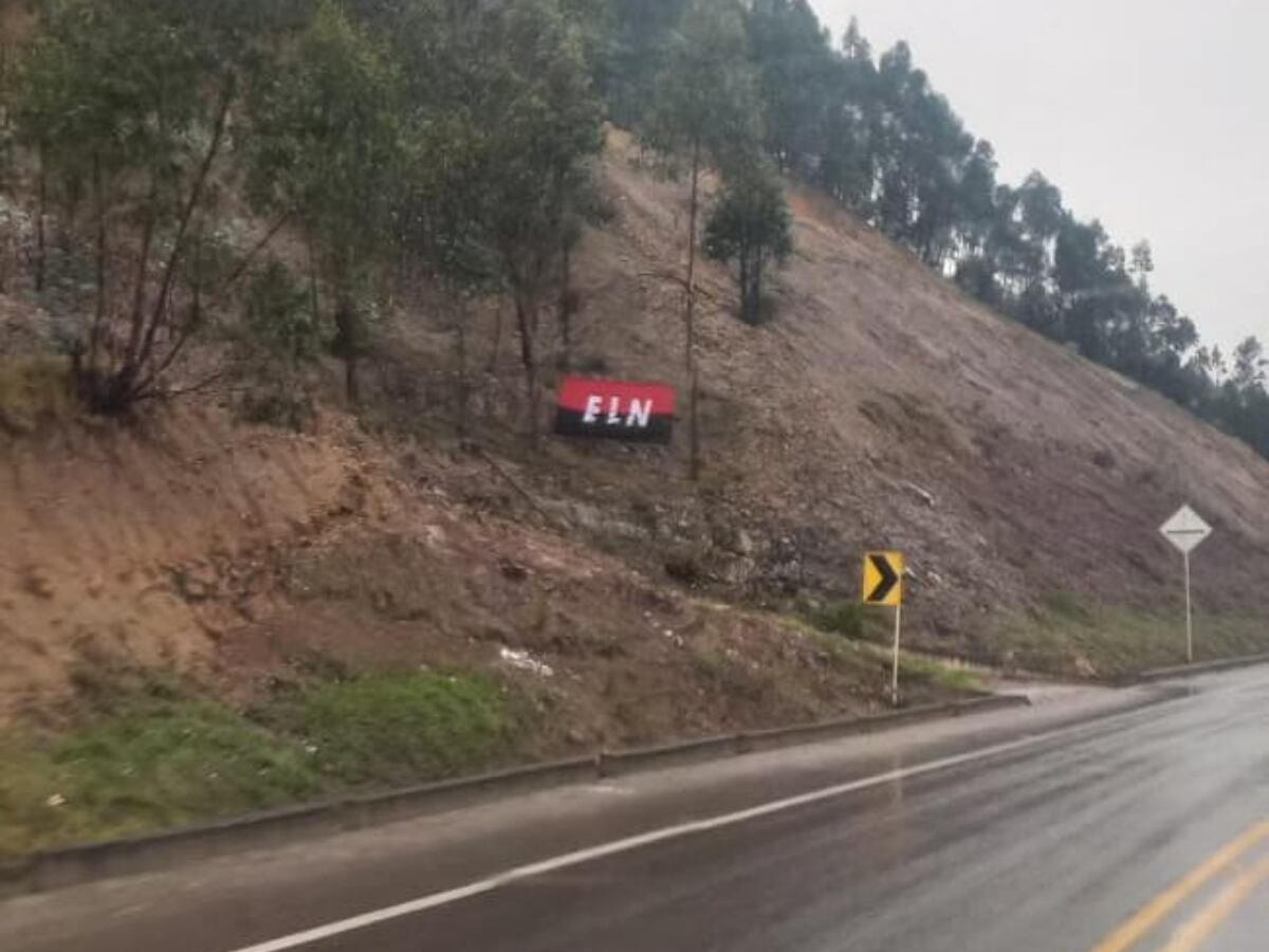 Bandera del ELN en la vía Duitama - Tibasosa. Foto: Jorge Herrera