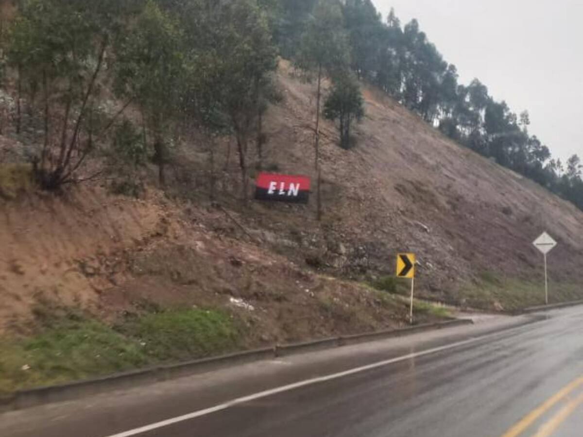 Instalan bandera del ELN en la vía Duitama - Tibasosa