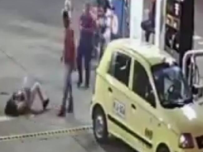 En video quedó registrada violenta agresión de taxista a una mujer en Cartago