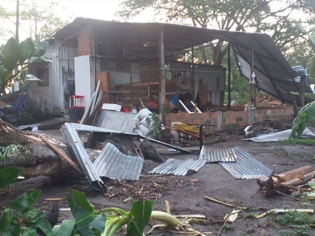 En el municipio de Puerto Boyacá se reporta la emergencia más compleja en donde se presentaron casas destechadas y árboles caídos.   . Foto: La W