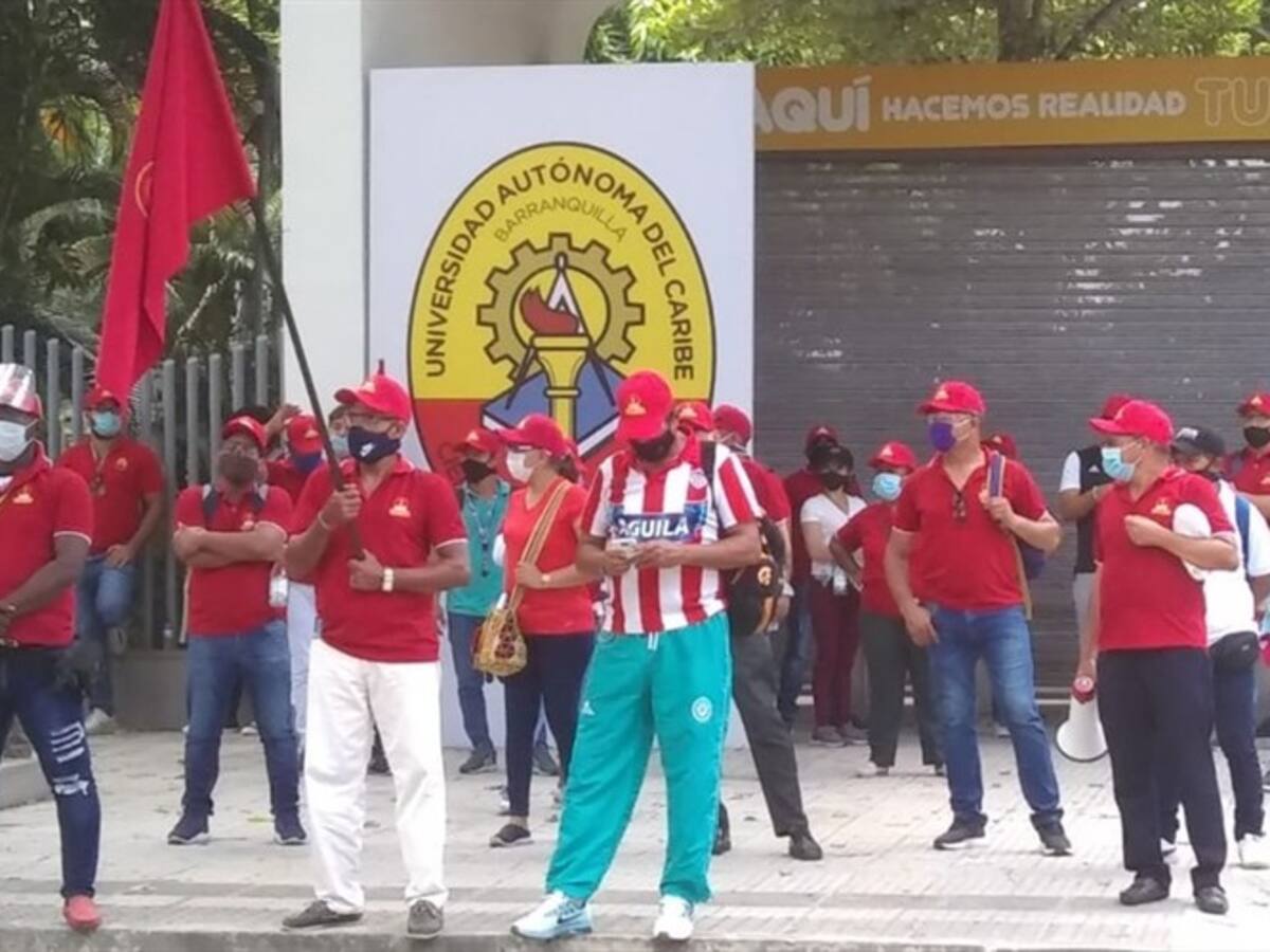 Plantón en Uniautónoma por la suspensión de más de 200 contratos a trabajadores