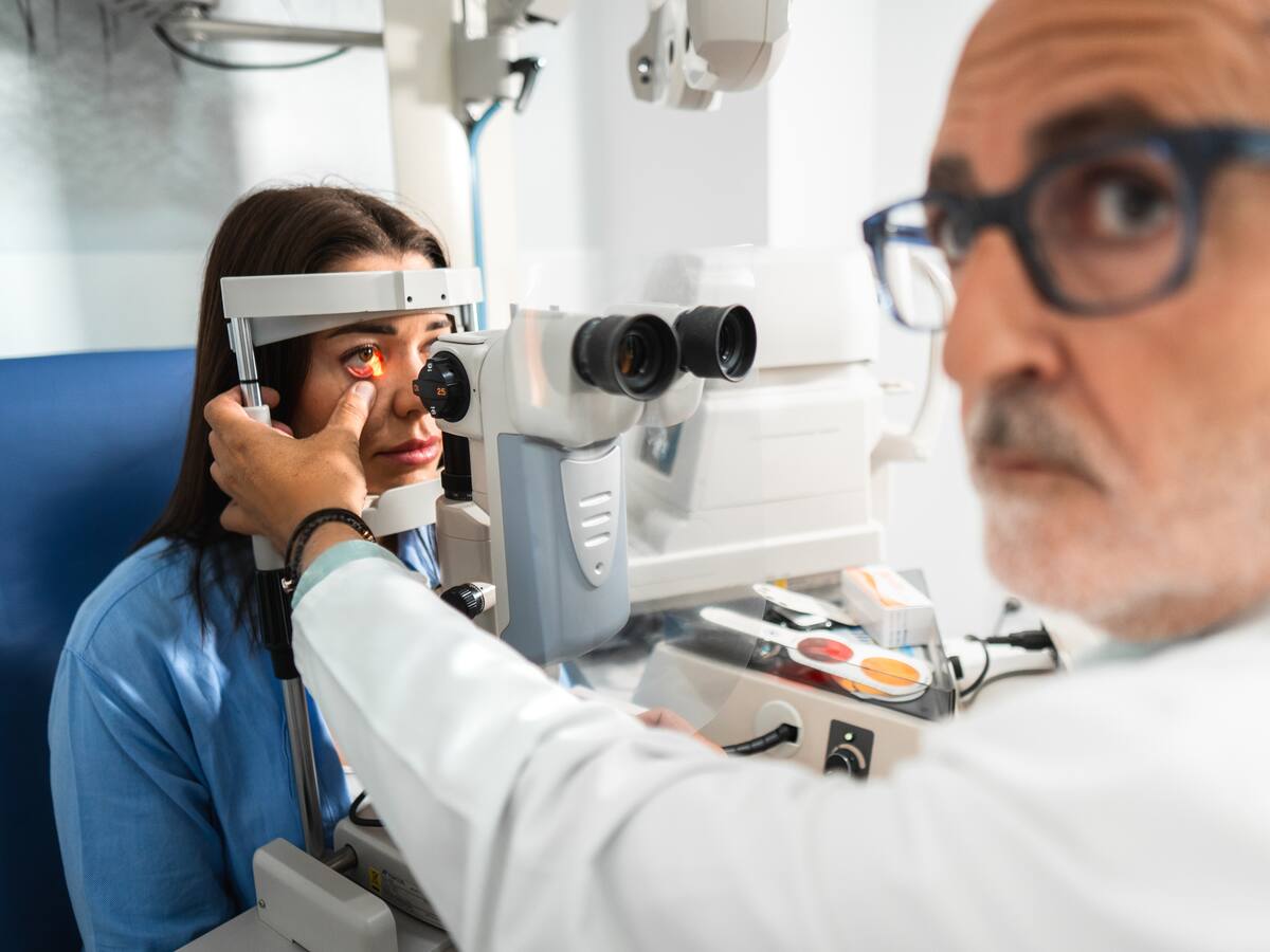 Estos son algunos síntomas que podrían indicar que hay desprendimiento de retina: oftalmólogo habla