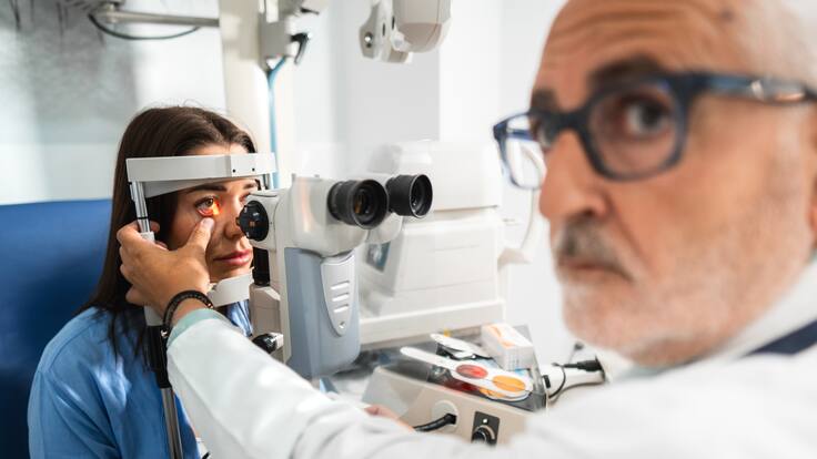 Estos son algunos síntomas que podrían indicar que hay desprendimiento de retina: oftalmólogo habla
