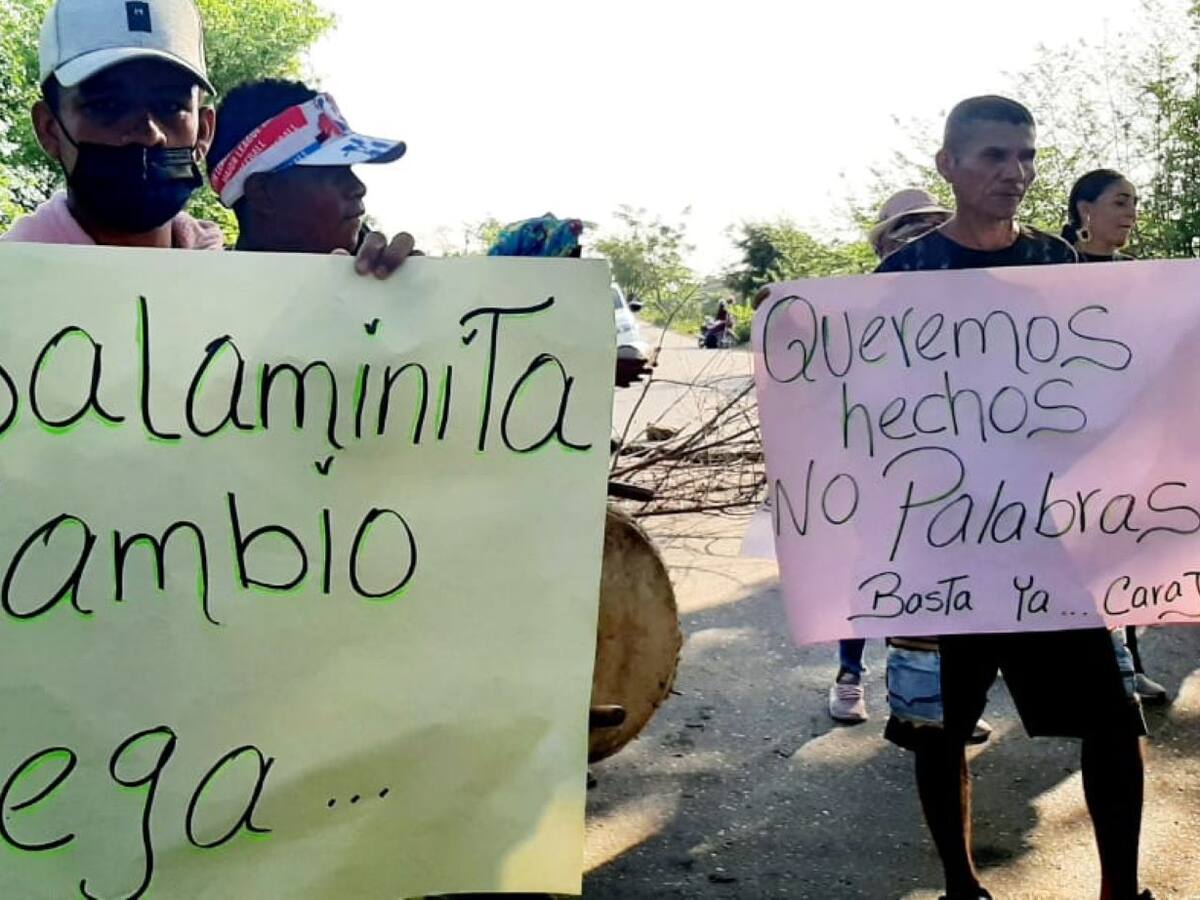 Habitantes de Salaminita, Magdalena, bloquean la vía para exigir al Estado mejorar su calidad de vida