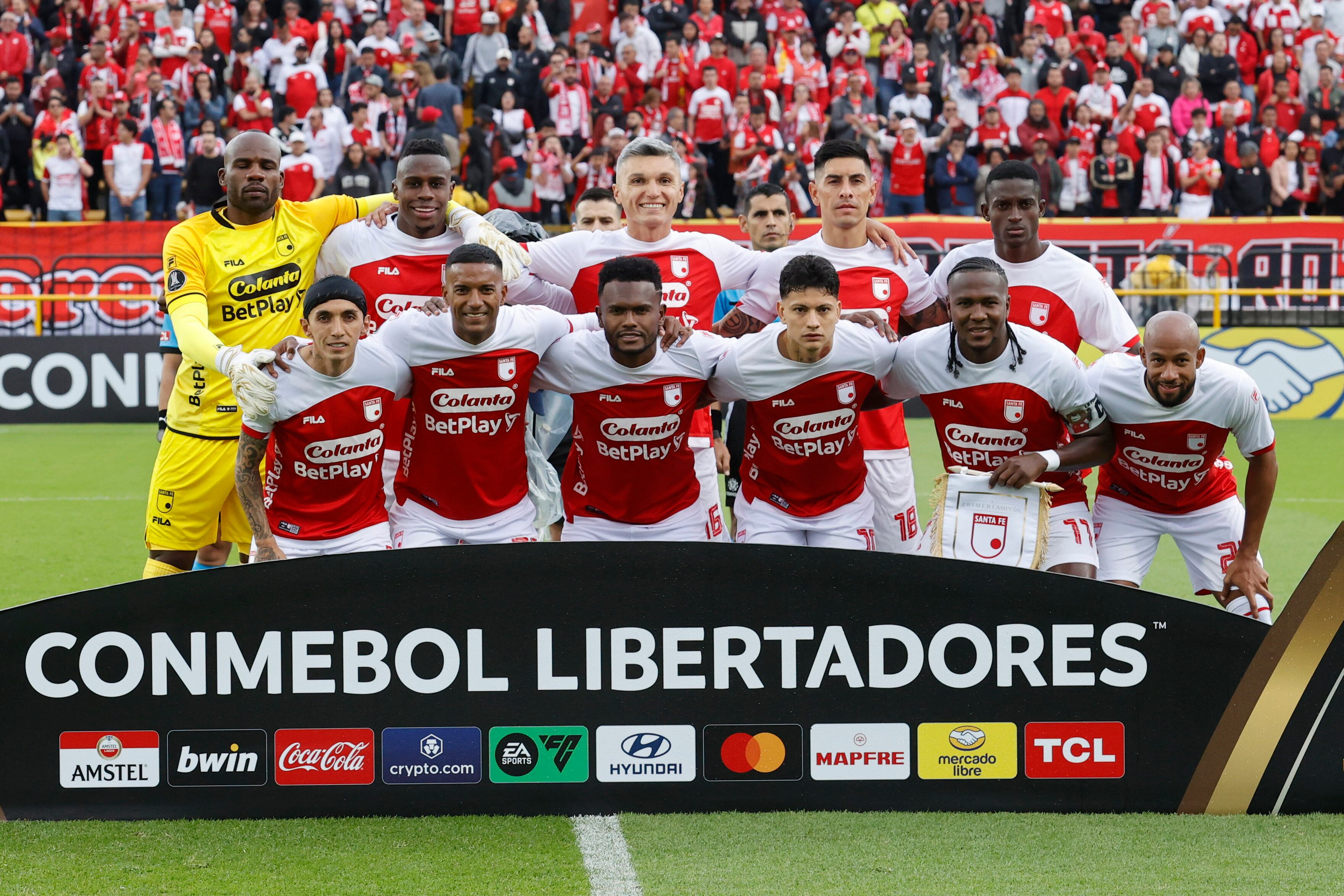 AMDEP2964. BOGOTÁ (COLOMBIA), 25/02/2025.- Jugadores de Santa Fe posan este martes, en un partido de la segunda ronda de la Copa Libertadores entre Independiente Santa Fe e Iquique en el estadio de Techo en Bogotá (Colombia). EFE/ Mauricio Dueñas Castañeda