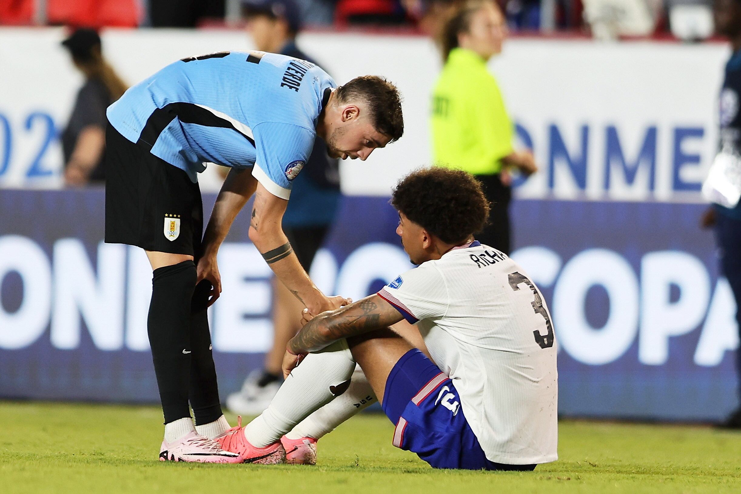 Kansas City (United States), 01/07/2024.- Uruguay's Federico Valverde (L) comforts Chris Richards of the United States after a CONMEBOL Copa America group C soccer match in Kansas City, Missouri, USA, 01 July 2024. (Estados Unidos) EFE/EPA/WILLIAM PURNELL