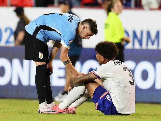 Kansas City (United States), 01/07/2024.- Uruguay's Federico Valverde (L) comforts Chris Richards of the United States after a CONMEBOL Copa America group C soccer match in Kansas City, Missouri, USA, 01 July 2024. (Estados Unidos) EFE/EPA/WILLIAM PURNELL