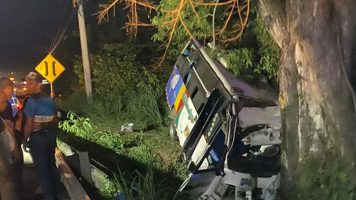 Bus intermunicipal chocó contra un árbol en la vía Ciénaga - Santa Marta: hay un muerto
