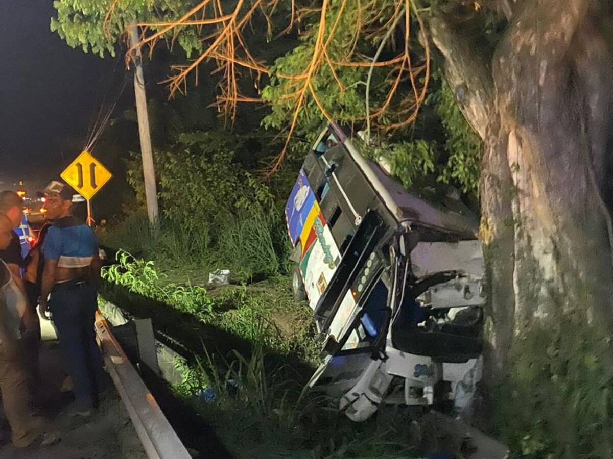 Bus intermunicipal chocó contra un árbol en la vía Ciénaga - Santa Marta: hay un muerto