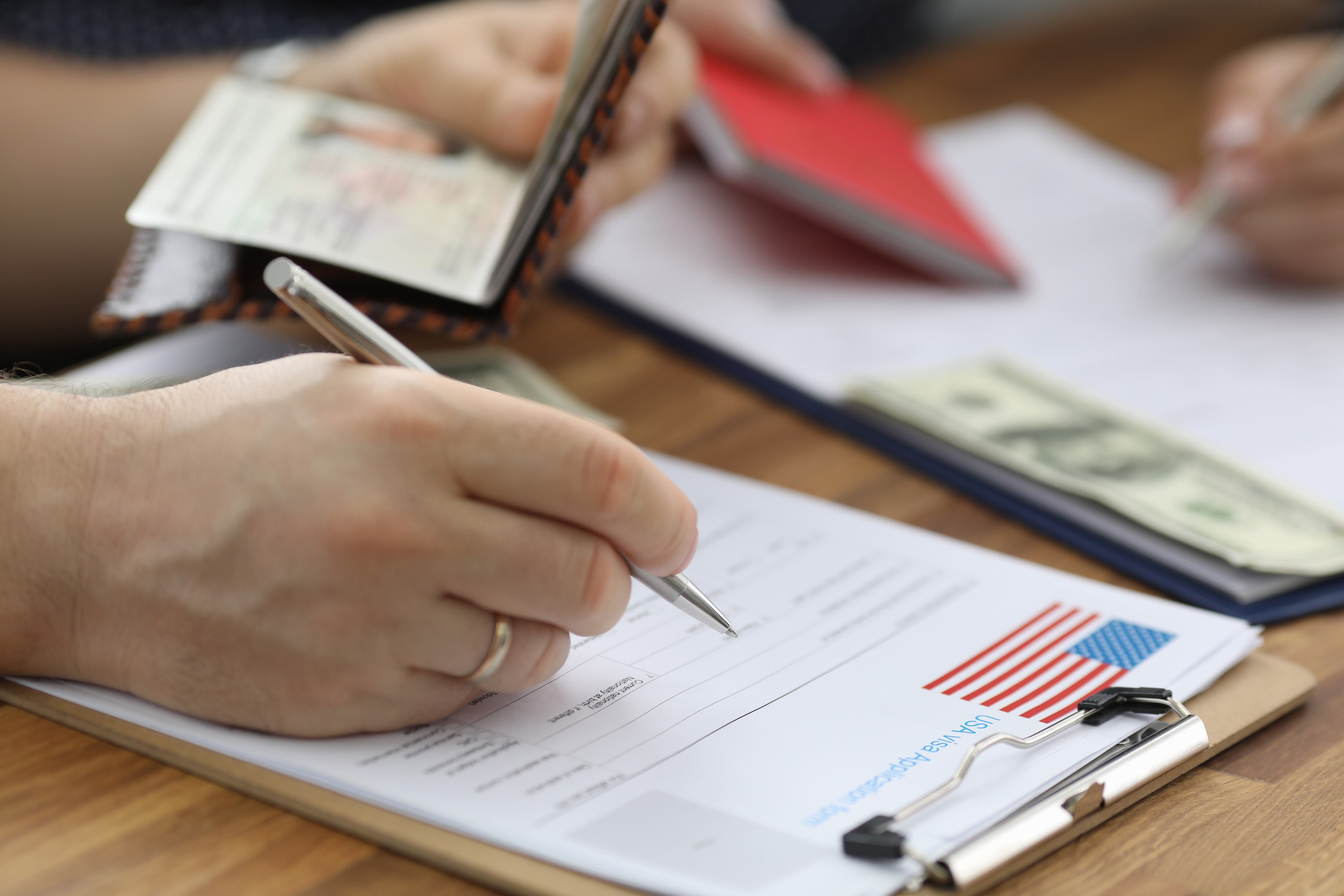 Persona diligenciando un formulario migratorio para ingresar a estados Unidos(Foto vía Getty Images)