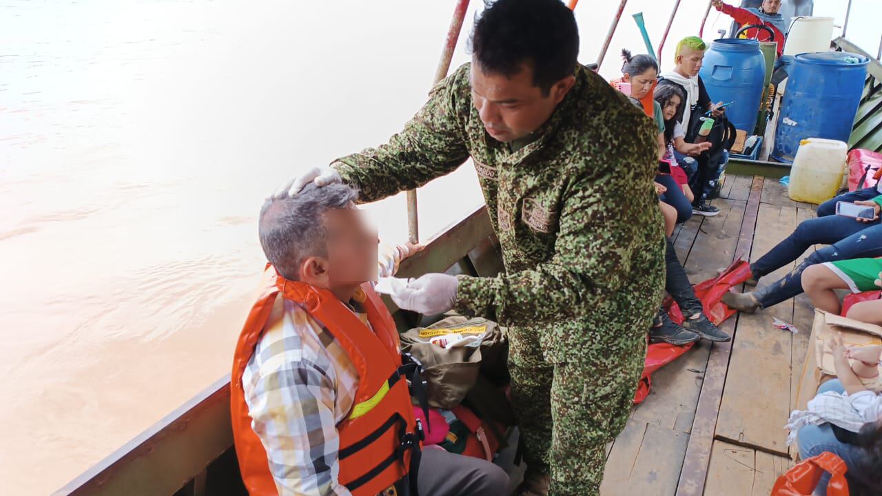 Personas rescatadas de naufragio en Caquetá. Foto: Suministrada