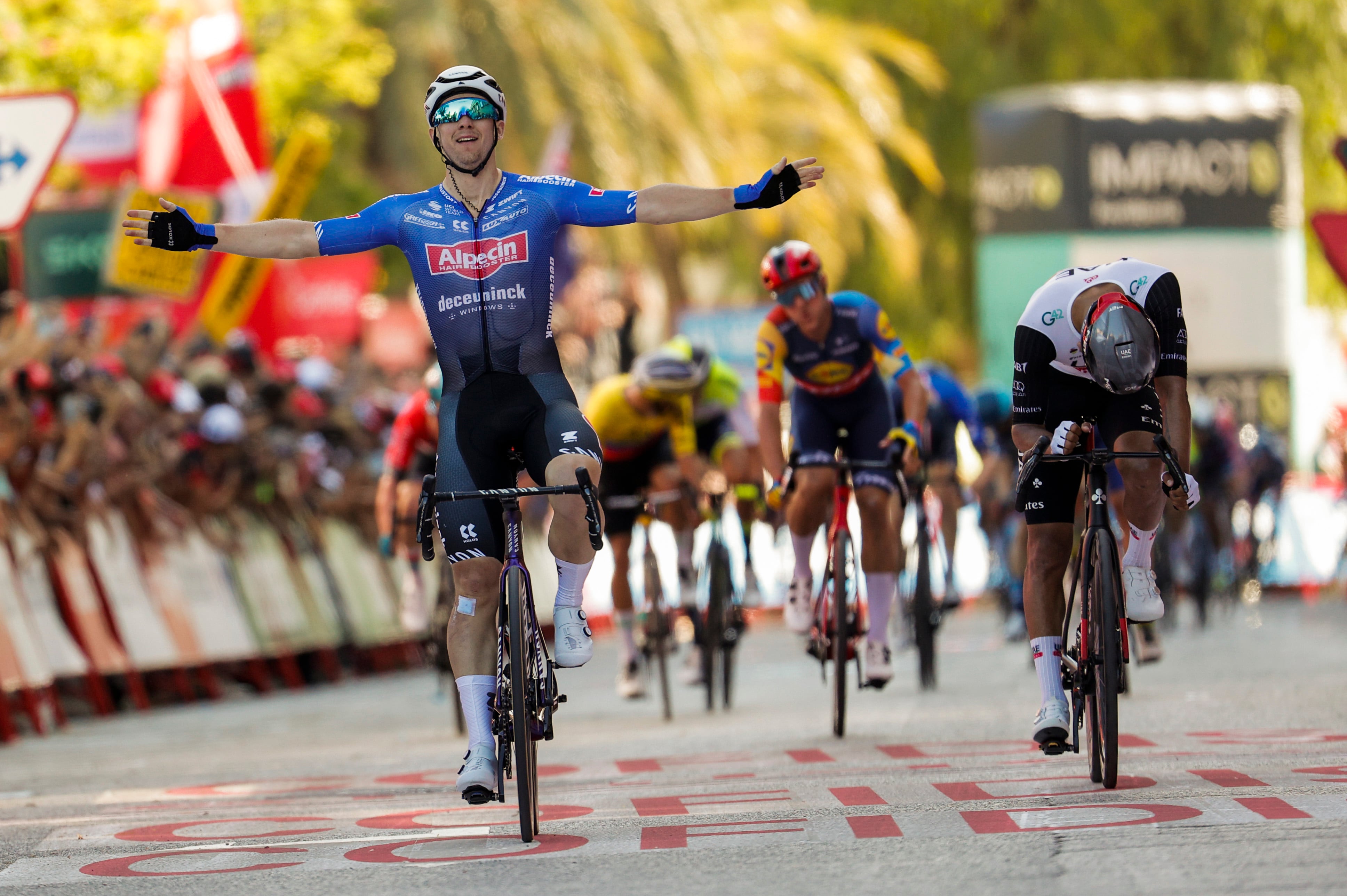 El ciclista australiano Kaden Groves, del Alpecine, se impone ganador de la cuarta etapa de La Vuelta disputada entre Andorra la Vella y Tarragona, de 185km km de recorrido. EFE/ Manuel Bruque
