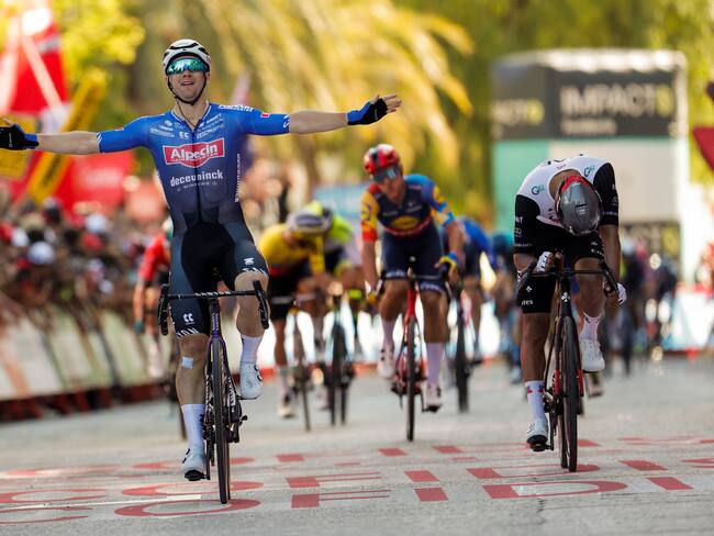 El ciclista australiano Kaden Groves, del Alpecine, se impone ganador de la cuarta etapa de La Vuelta disputada entre Andorra la Vella y Tarragona, de 185km km de recorrido. EFE/ Manuel Bruque