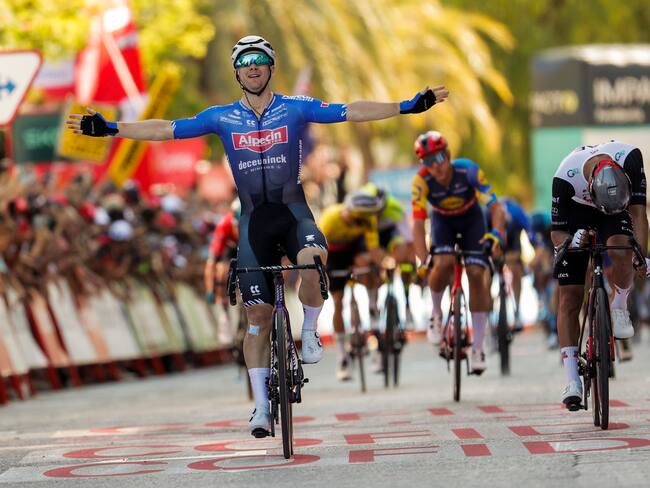 El ciclista australiano Kaden Groves, del Alpecine, se impone ganador de la cuarta etapa de La Vuelta disputada entre Andorra la Vella y Tarragona, de 185km km de recorrido. EFE/ Manuel Bruque