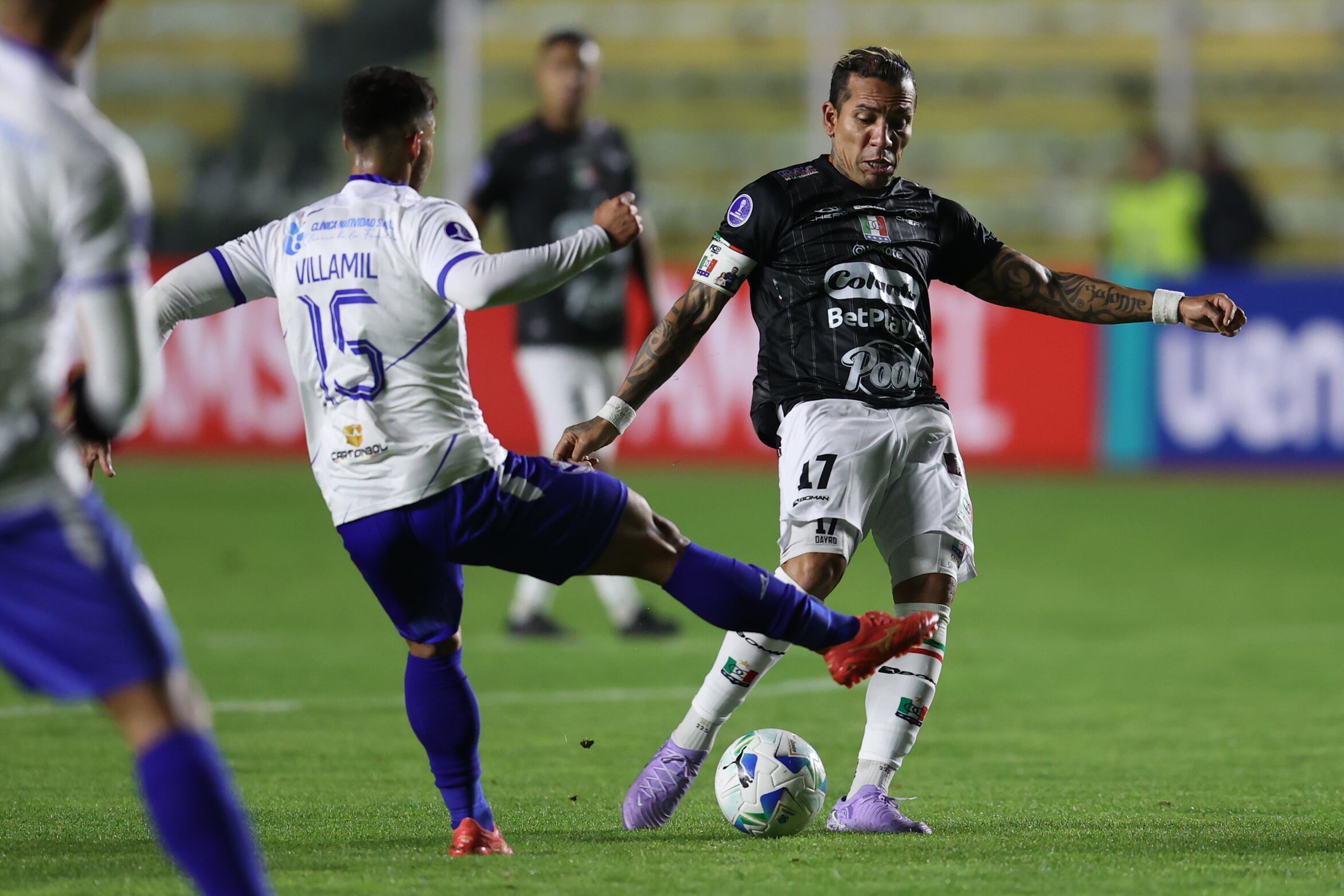 Sergio Fabián Villamíl de San José disputa el balón con Dayro Moreno del Once Caldas por la tercera fecha de la Copa Sudamericana. FOTO: EFE/ Luis Gandarillas