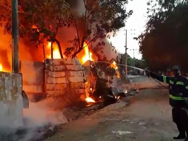 Un incendio de grandes magnitudes se presentó en el barrio Henequen, sur de Cartagena, al interior de una bodega de reciclaje.