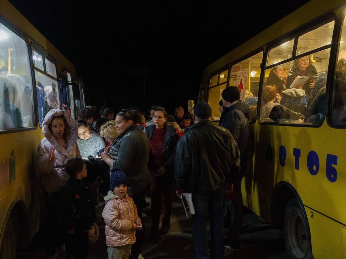 Ucrania anuncia que logró evacuar a más de 700 ciudadanos de Mariúpol