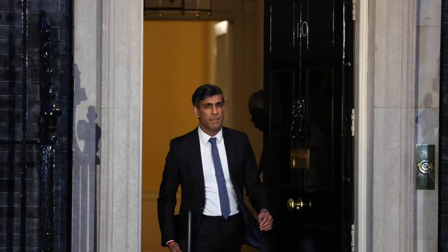 London (United Kingdom), 01/03/2024.- Britain's Prime Minister Rishi Sunak walks out to make a statement at Downing Street in London, Britain, 01 March 2024. The Prime Minister's address was billed as to touch on recent events, including in Parliament last week, recent elections and the need to protect democratic processes. (Elecciones, Reino Unido, Londres) EFE/EPA/NEIL HALL