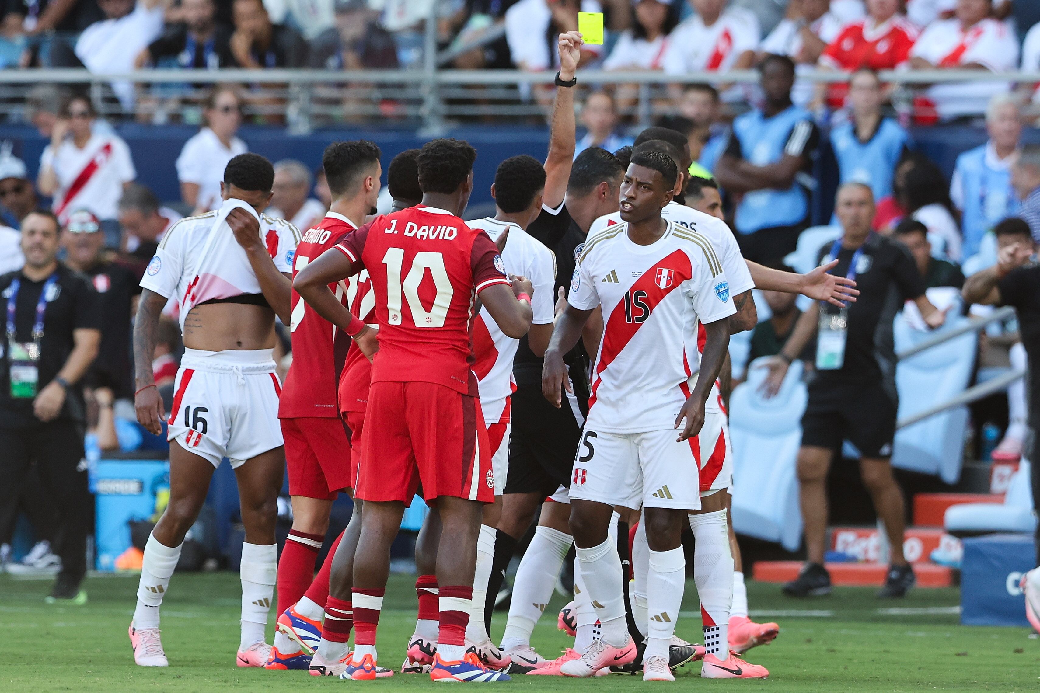 Kansas City (United States), 25/06/2024.- Peru defender Miguel Araujo (R) reacts as he is booked for a yellow card during the second half of the CONMEBOL Copa America 2024 group A match between Peru and Canada, in Kansas City, Kansas, USA, 25 June 2024. EFE/EPA/WILLIAM PURNELL