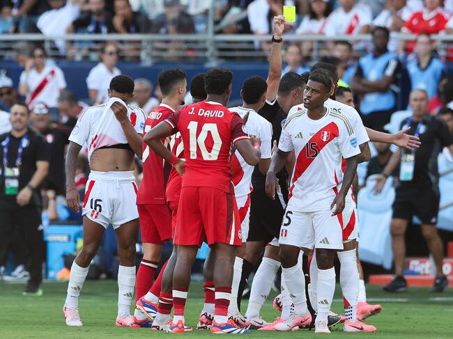 Kansas City (United States), 25/06/2024.- Peru defender Miguel Araujo (R) reacts as he is booked for a yellow card during the second half of the CONMEBOL Copa America 2024 group A match between Peru and Canada, in Kansas City, Kansas, USA, 25 June 2024. EFE/EPA/WILLIAM PURNELL