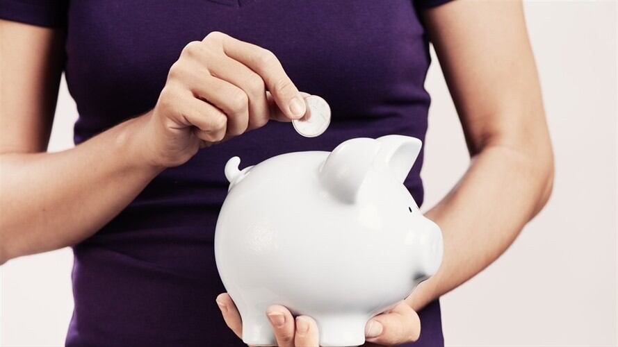 Una investigación de la Universidad de Zúrich en Suiza buscó determinar cuál de los dos géneros suele ser más "egoísta" con el dinero.. Foto: Getty Images