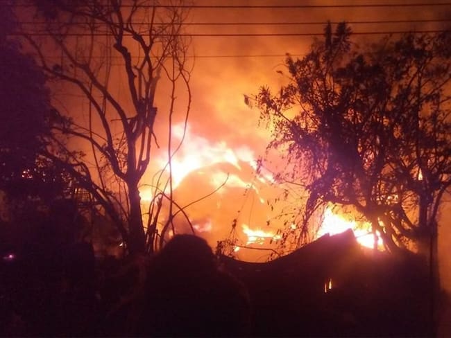Varias viviendas cercanas fueron alcanzadas por el fuego, lo que obligó a los cuerpos de socorro a evacuar a sus habitantes. Foto: Erika Rebolledo (W Radio)