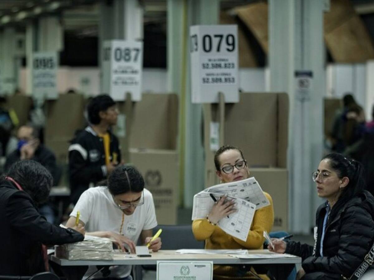 Funcionarios cercanos a Daniel Quintero custodiarán material electoral