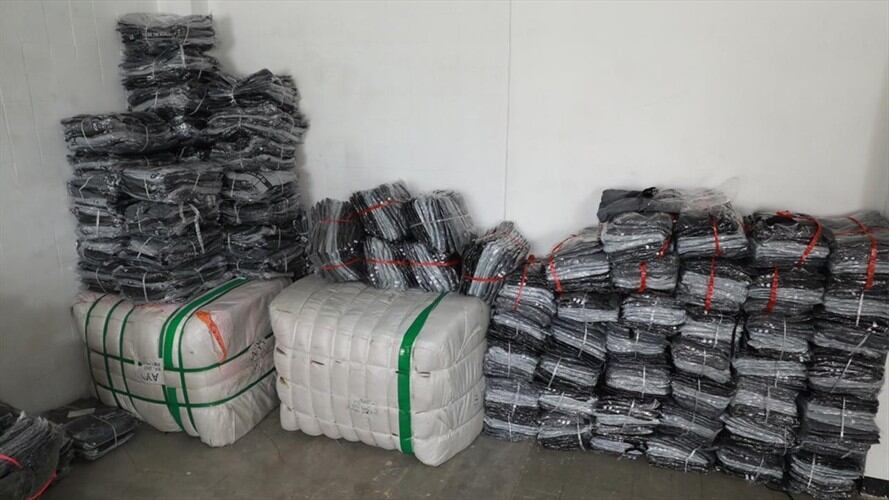 Dian encontró en Bogotá gran cantidad textiles y confecciones de procedencia ilegal. Foto: Dian