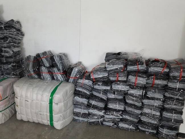 Dian encontró en Bogotá gran cantidad textiles y confecciones de procedencia ilegal. Foto: Dian