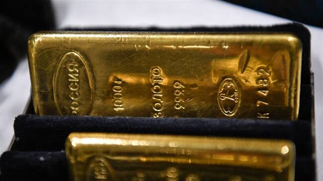 Hombre pidió vestido de baño por internet y le llegaron 700 gramos de oro. Foto: Getty Images